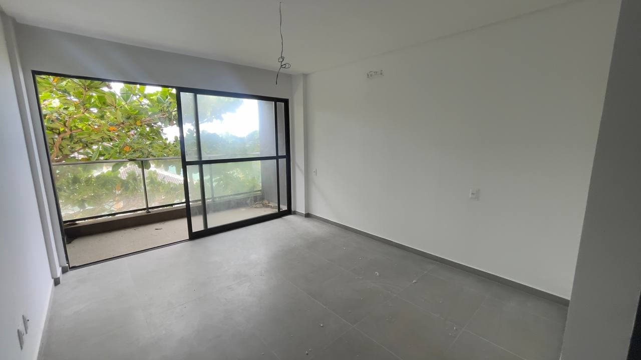 Sala vazia com porta de vidro de correr para a varanda