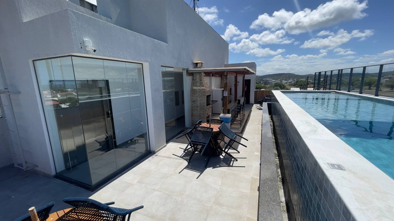 Terraço da cobertura com borda da piscina