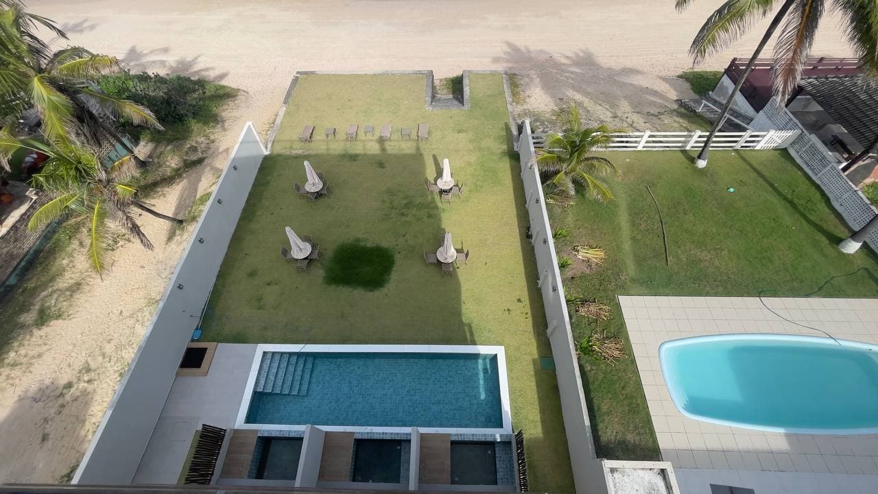 Gramado e piscina na beira da praia