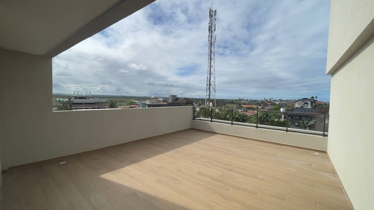 Terraço amplo com piso de madeira clara